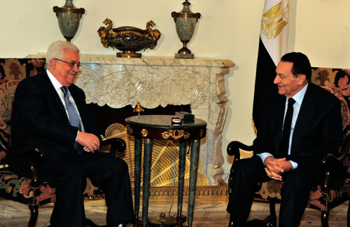 الرئيس يبحث ونظيره المصري وضع عملية السلام