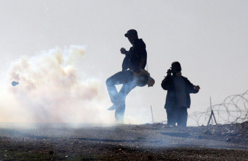 إصابة العشرات اثر قمع الاحتلال مسيرات مناهضة الاستيطان والجدار في الضفة