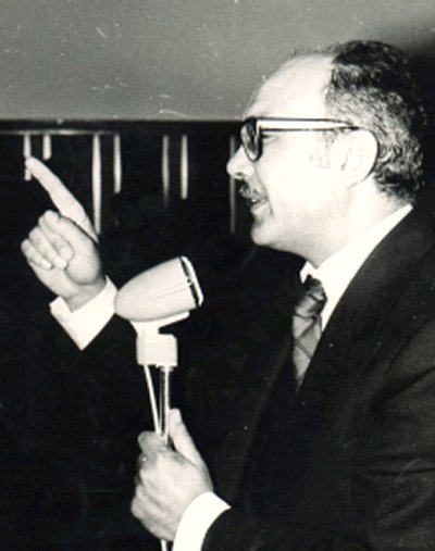 الرئيس ينعى شاعر الثورة