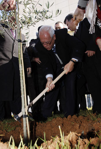 نيابة عن الرئيس: عبد الرحيم يزرع شجرة زيتون قرب ضريح الشهيد عرفات