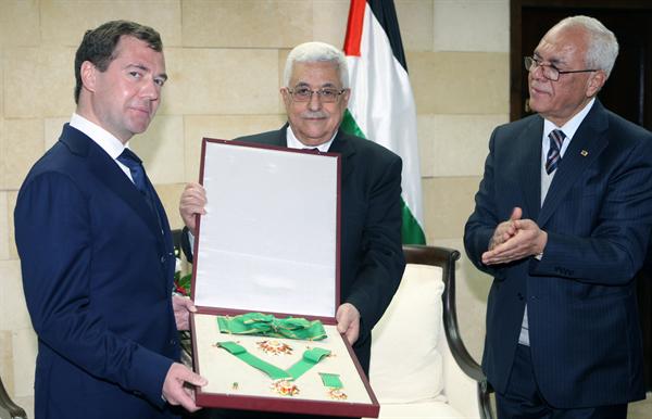 الرئيس يقلد نظيره الروسي وسام نجمة فلسطين