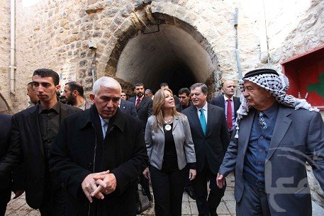 مستوطنون يحاولون منع وزيرة خارجية إسبانيا من دخول البلدة القديمة بالخليل