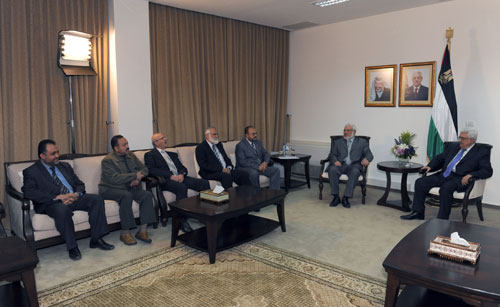 الرئيس خلال لقائه وفدا من حماس: لن يكون هناك سلام يحقق طموحات شعبنا دون إنهاء الإنقسام