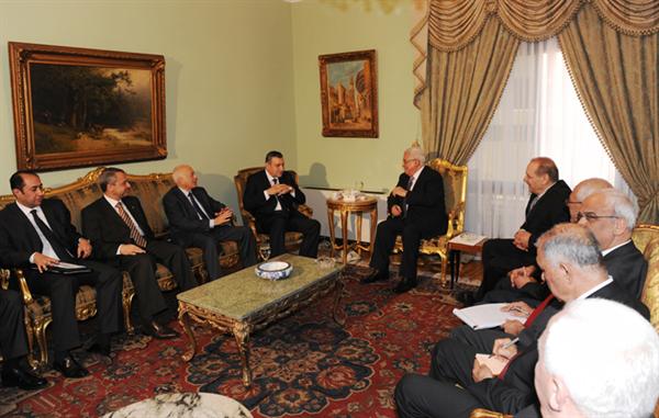 الرئيس يطلع رئيس الوزراء المصري على الوضع في فلسطين