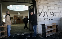 سلفيت: مستوطنون يحرقون مدخل مسجد بروقين وعددا من سيارات المواطنين بمحيطه