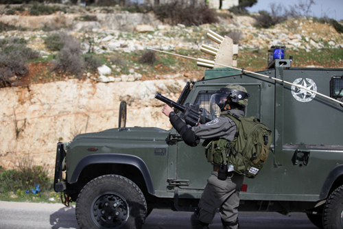 الاحتلال يهاجم المسيرات السلمية بالضفة ويصيب عشرات المواطنين والمتضامنين الأجانب