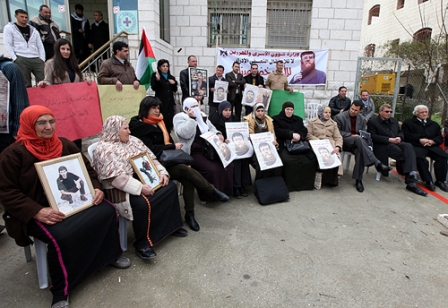 قراقع: 90 أسيرا يخوضون إضرابا عن الطعام منذ عشرين يوما