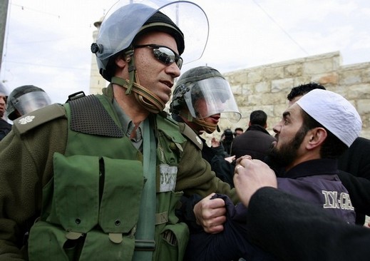 توتر شديد يسود الاقصى واعتقال 4 مُصلين بعد دخول مجموعة من المتطرفين