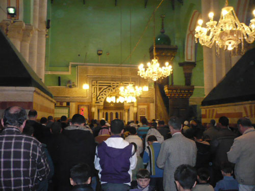 في الذكرى الـ18 لمجزرة الحرم... جذورنا راسخة فيه إلى الأبد