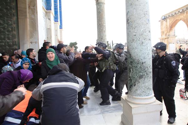 إصابة أكثر من 20 مصل بعد اقتحام قوات الاحتلال للمسجد الأقصى