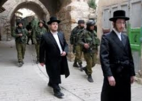 المستوطنون يقيمون صلاة تلمودية في مسجد النبي يونس في حلحول