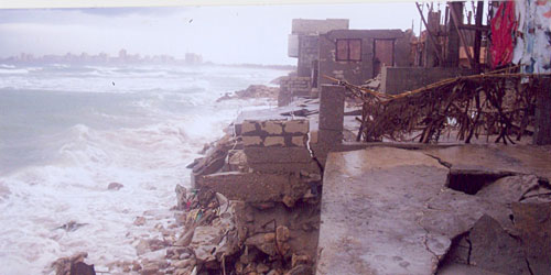 مطالبة عاجلة لإنقاذ منازل مخيمي الرشيدية وجل البحر