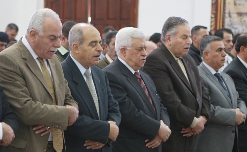 الرئيس يؤدي صلاة الجمعة بمسجد التشريفات برام الله