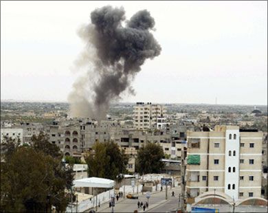 استشهاد فتى وإصابة أربعة في غارة جديدة على غرب غزة