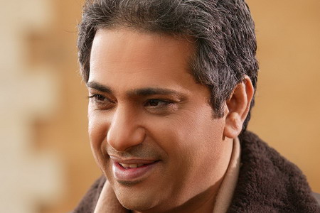 الرئيس عباس يمنح الجنسية الفلسطينية لـ"فضل شاكر"