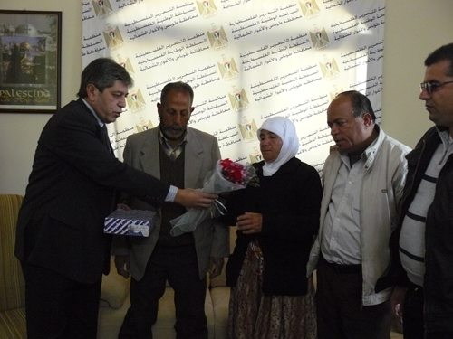 محافظ طوباس يلتقي والدي الأسيرة هناء الشلبي