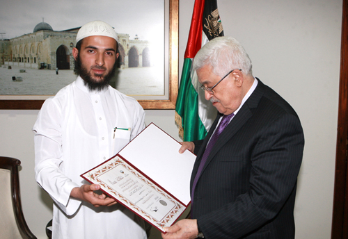 الرئيس يستقبل الفائز بالمركز الأول على العالم الإسلامي بمسابقة حفظ القرآن