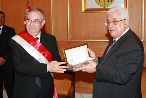 الرئيس يزور بلدية تونس ويتسلم مفتاح مدينتها