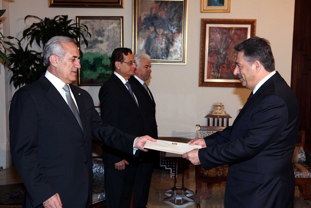 السفير دبور يقدم اوراق اعتماده الى الرئيس اللبناني