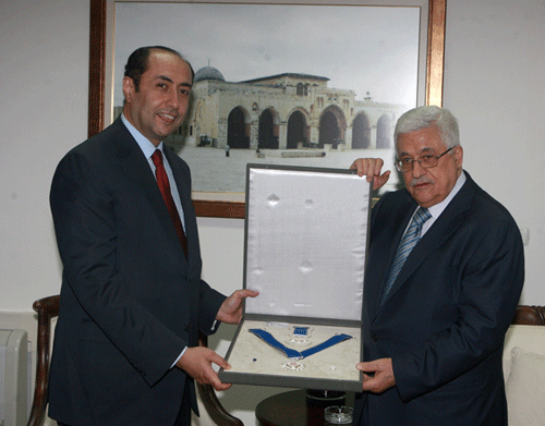 الرئيس يمنح وسام الاستحقاق والتميز للسفير حسام الدين زكي