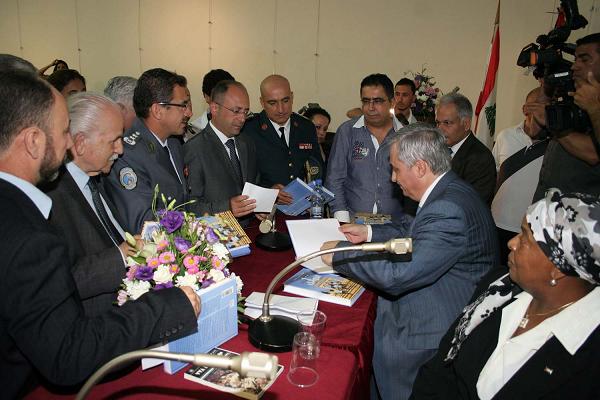 هيثم زعيتر وقع كتابه "الأوائل على درب فلسطين"