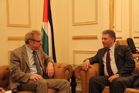 السفير دبور يبحث مع السفير الفرنسي اوضاع المخيمات