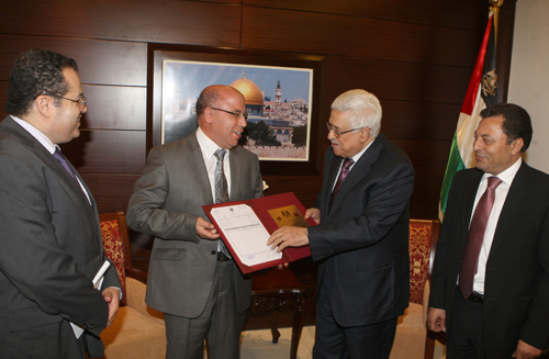 الرئيس يسلم الملولي وثيقة تسجيل قطعة أرض لبناء مقر لسفارة تونس في رام الله