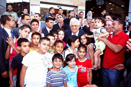 الرئيس يتناول طعام الإفطار مع الأيتام والمسنين في نابلس