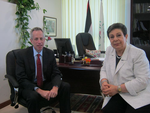 خلال لقاء مع القنصل: عشراوي تدعو أميركا للعب دور أكثر إيجابية لصالح السلام