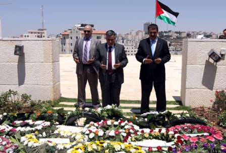 الأعرج يضع إكليلا من الزهور باسم الرئيس على ضريح الراحل درويش