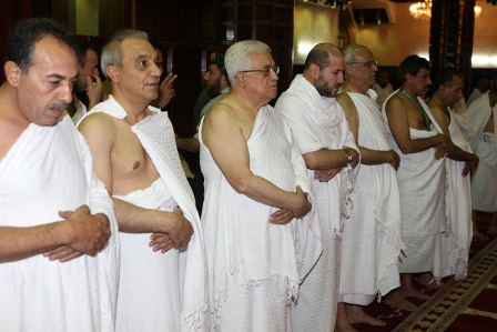 الرئيس يؤدي مناسك العمرة