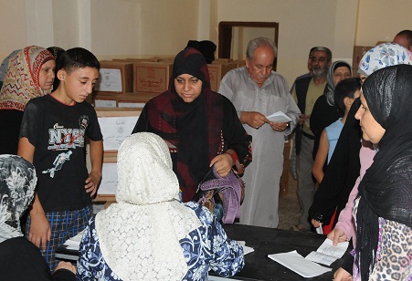 حركة فتح في الشمال توزع مساعدات غذائية للفلسطينيين القادمين من سوريا