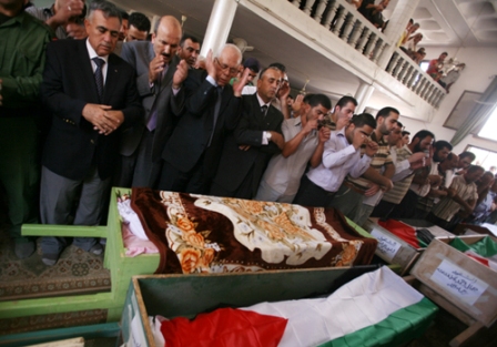 أمين عام الرئاسة يشارك بتشييع جثامين ضحايا جبع ويقدم التعازي لأسر الضحايا بطولكرم