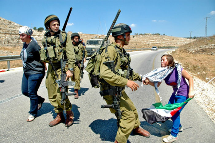 الاحتلال يعتقل 3 مواطنات و5 متضامنين ويصيب آخرين بالنبي صالح