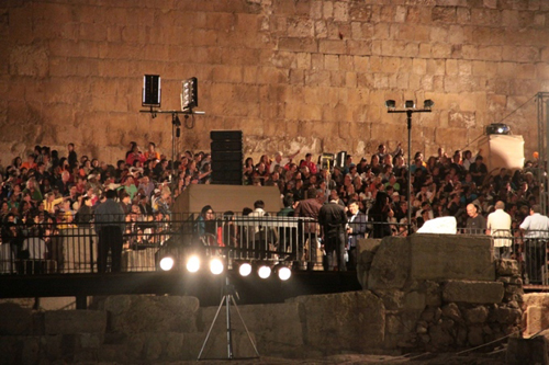 حفلات موسيقية ليلية راقصة جنوب المسجد الاقصى