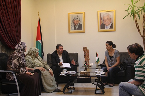 السفير دبور يستقبل اسر الشهداء