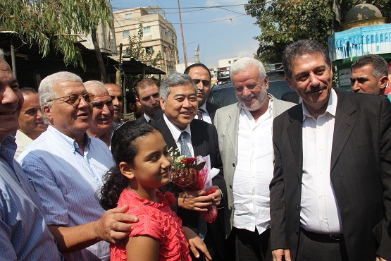 السفير دبور يصطحب السفير الياباني في جولة الى عين الحلوة