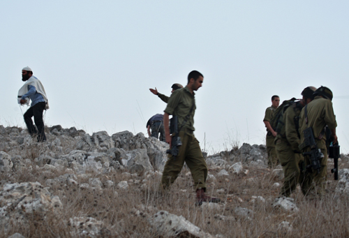 مستوطنون يهاجمون مزارعين في كفر قدوم والخليل