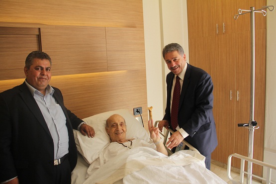 السفير دبور يطمئن على صحة الفنان الكبير وديع الصافي