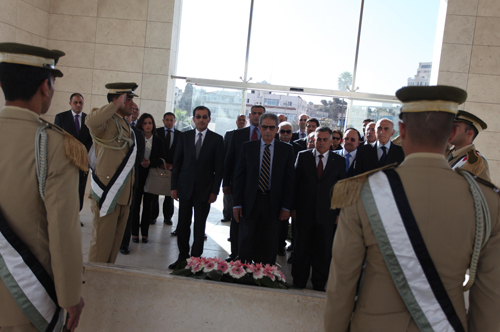 عمرو موسى يضع اكليلا من الزهور على ضريح الرئيس الشهيد ياسر عرفات