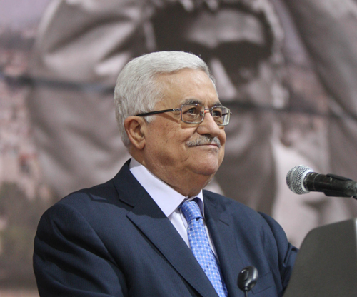 الرئيس محمود عباس يؤدي صلاة الجمعة في مسجد التشريفات بمقر الرئاسة