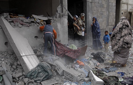 استشهاد ثلاثة مواطنين وطائرات الاحتلال تقصف ملعب