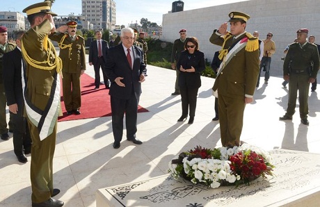 الرئيس يضع إكليلا من الزهور على ضريح الرئيس الشهيد ياسر عرفات