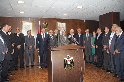 سفارة فلسطين في لبنان تستقبل المهنئين بشهادة ميلاد دولة فلسطين