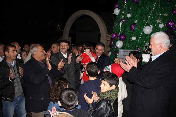 اضاءة شجرة الميلاد في مخيم ضبية