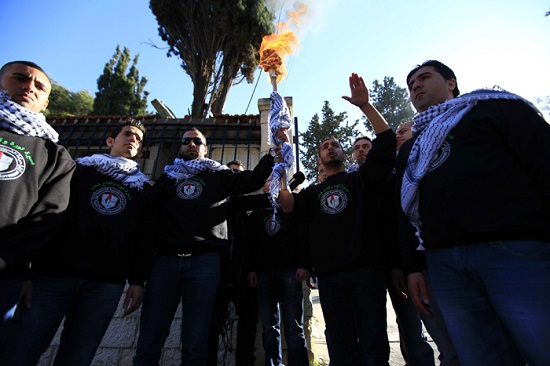 الشبيبة الفتحاوية المقدسية تطلق شعلة الانطلاقة من أمام بيت الشرق