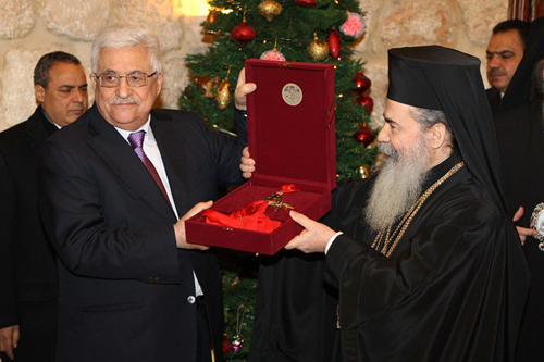 ثيوفيلوس الثالث يقلد الرئيس وسام الصليب الذهبي الكبير