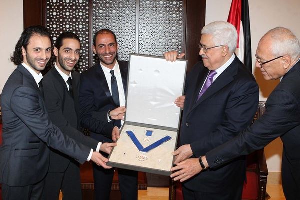 الرئيس يمنح الكاتب محمد علي طه والثلاثي جبران وسام الاستحقاق والتميز