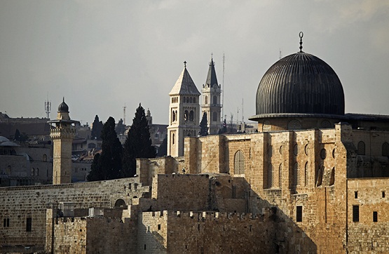 التحذير من تنفيذ الاحتلال لمخطط بناء مركز استيطاني قرب الأقصى