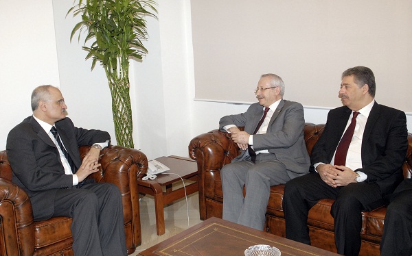 وزير الصحة الفلسطيني ونظيره اللبناني يبحثان الوضع الصحي في المخيمات